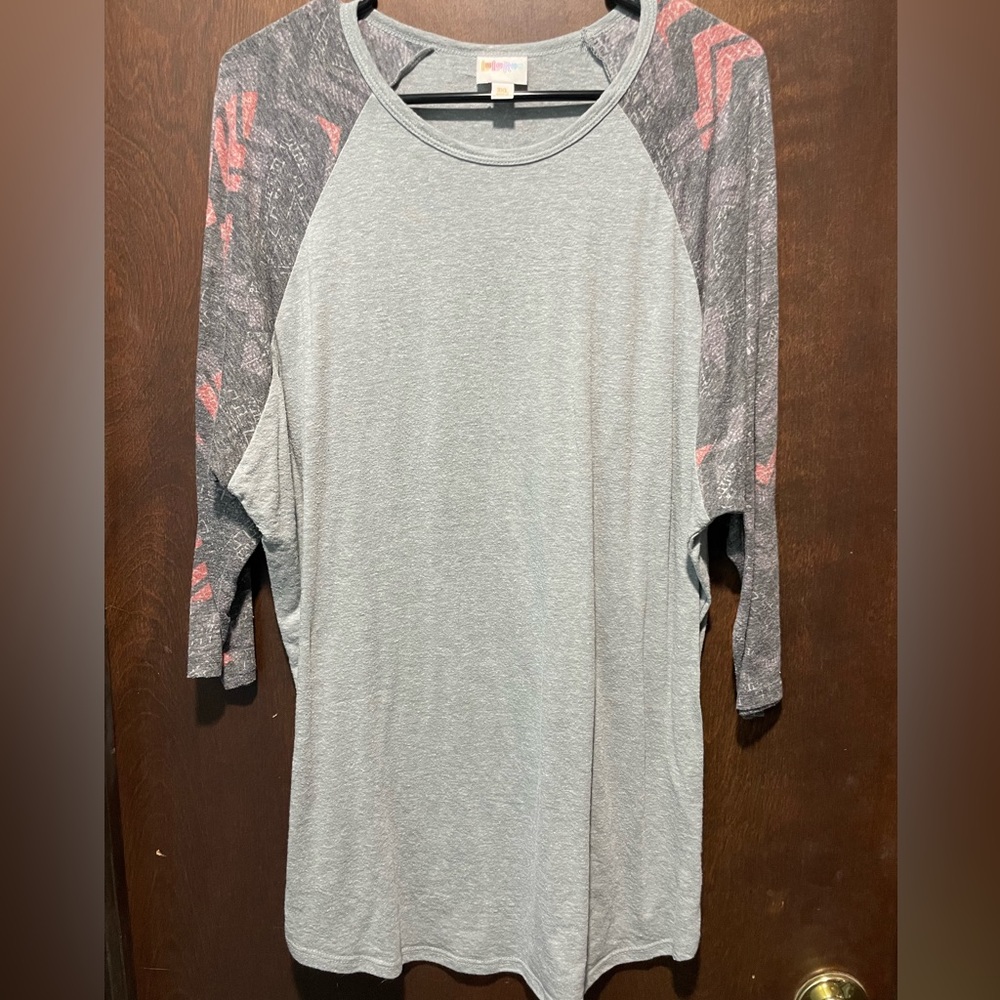 LuLaRoe - The Randy Tee (NWOT)